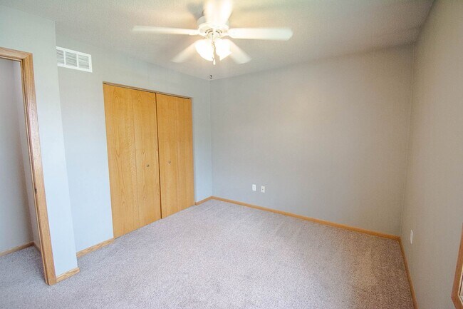 Building Photo - Pet friendly Country Club Manor home with fenced yard!
