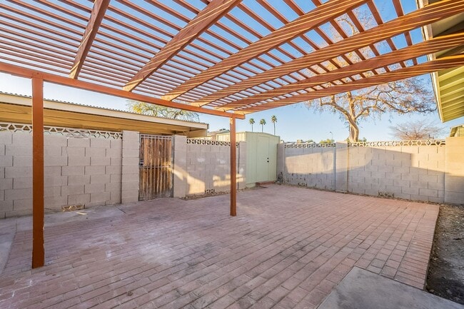 Building Photo - Gated community townhome- fully updated!