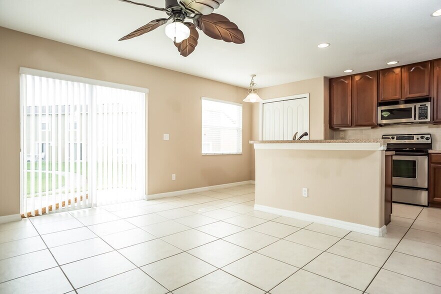 Building Photo - 12652 Somerset Oaks St