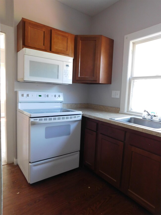 Building Photo - 303 Highland Dr NW