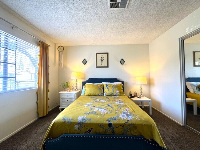 Building Photo - 2 bed, 1.5 bath in Riverside, CA!