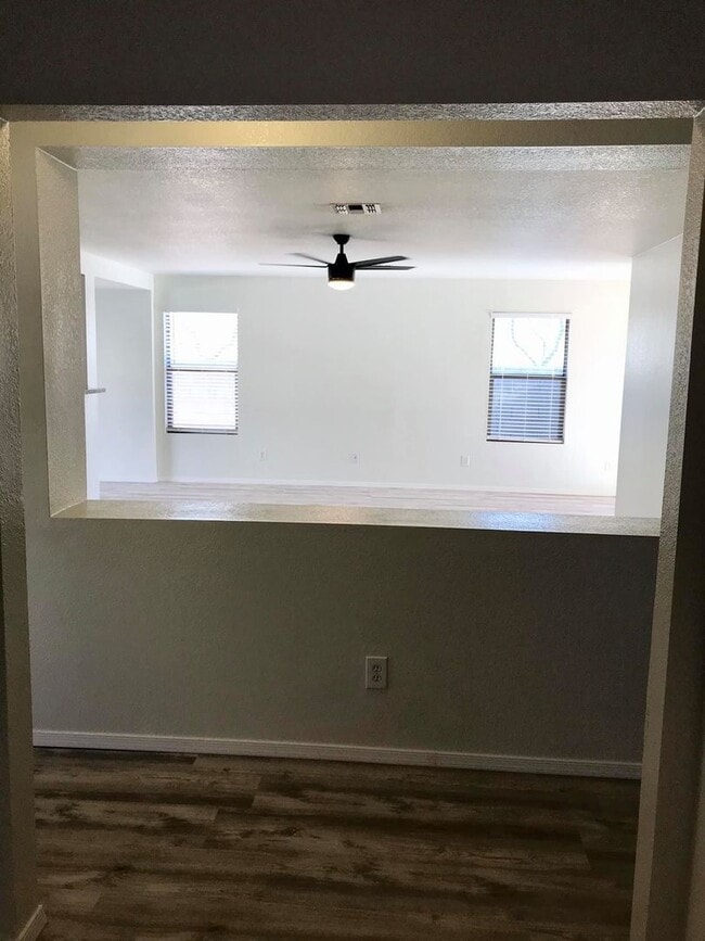 Building Photo - Spacious 3-bedroom plus den in North Phoenix