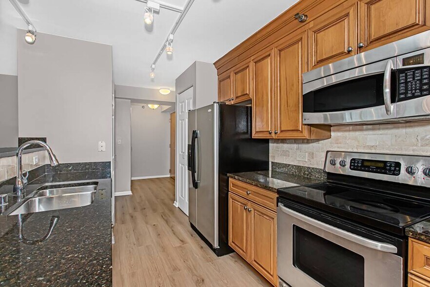 Building Photo - 345 N La Salle Dr