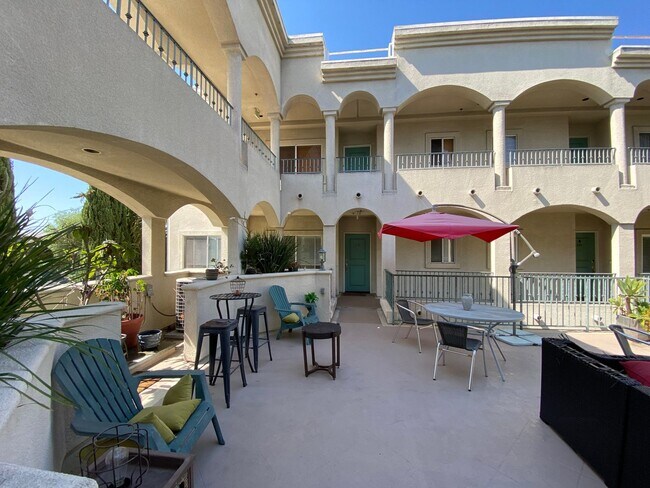 Building Photo - Gorgeous Spacious 2 Bedroom - 2 bath top f...
