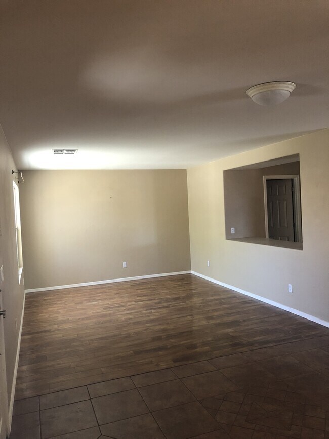 Building Photo - Immaculate 4 BR/ 2.5 Bath  w/ a Pool and Hot Tub in Rita Ranch!