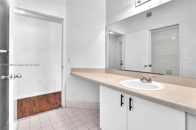 Building Photo - 6928 SW 39th St