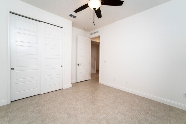 Building Photo - Stunning  MOVE-IN READY TOWNHOME in. Exqui...