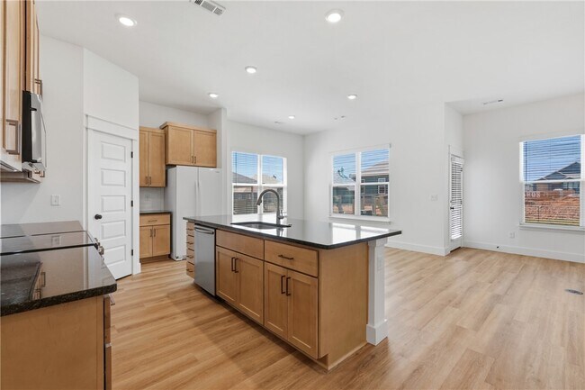 Building Photo - 5071 Vista Ave