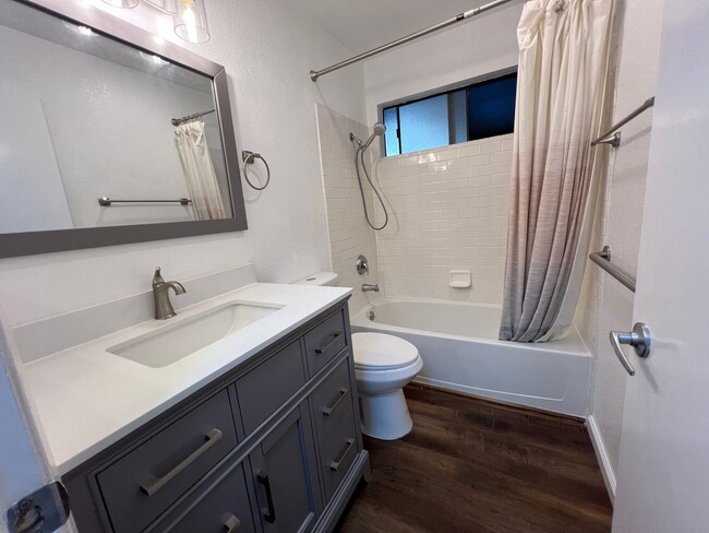 Building Photo - Renovated Fremont 2 Bed / 1 Bath Condo wit...