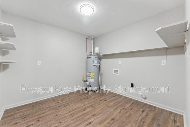Building Photo - 4924 Roxbury Dr