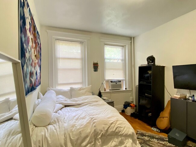 Building Photo - Nicely maintained, inexpensive studio in a...