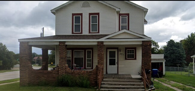 Building Photo - 103 1st St NE