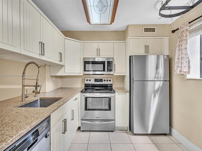 Building Photo - 612 Gardens Dr