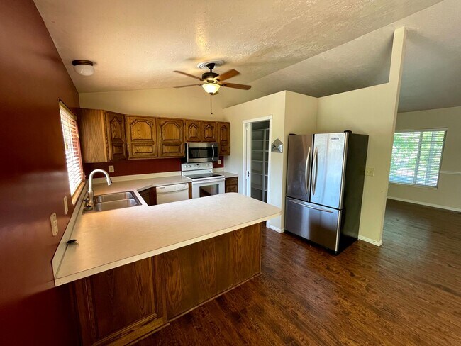Building Photo - Great 4 Bed/3 Bath home in Layton