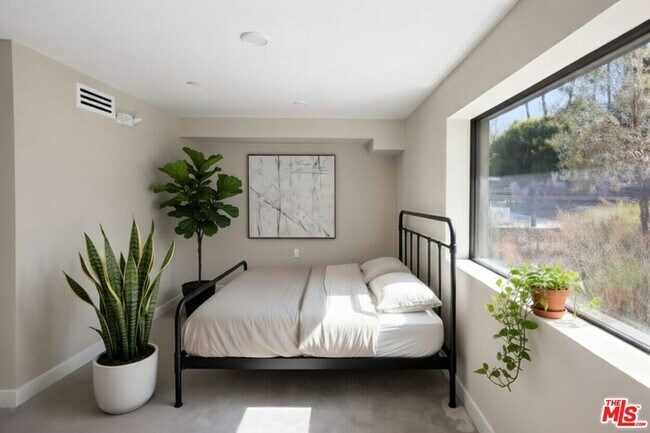 Building Photo - 10867 Fruitland Dr