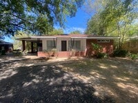 Building Photo - **AVAILABLE NOW**3 Bedroom / 1 Bathroom Ho...