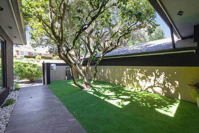 Building Photo - 511 S Riverhills Dr