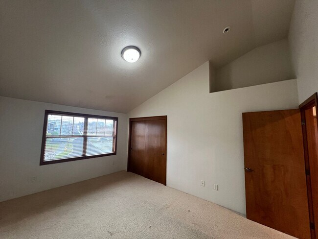 Building Photo - Three bedroom Townhome in Alderwood Townhomes Neighborhood