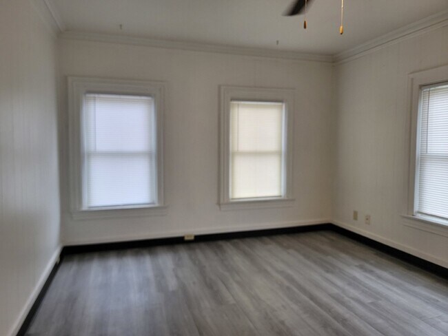 Building Photo - 564 Mt Vernon St