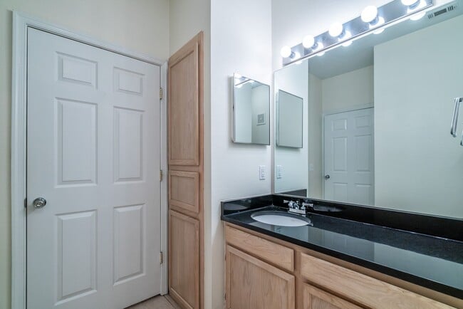 Building Photo - Beautiful 2 Bed 2 Bath Condo Beautiful Com...