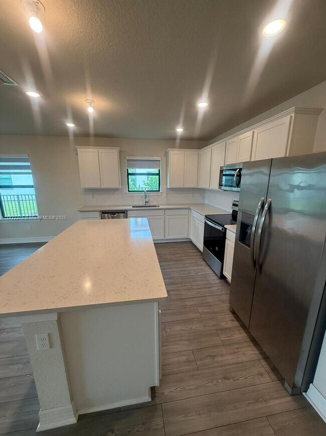 Building Photo - 3141 Tamarind Dr