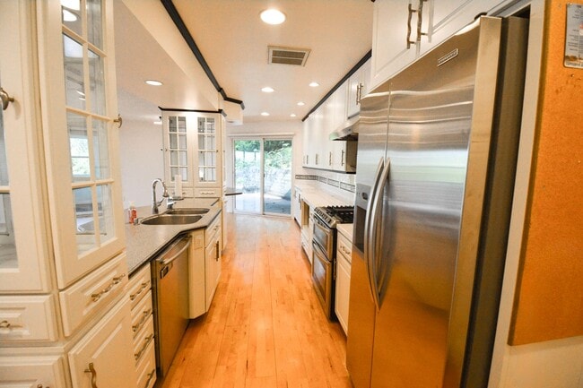 Building Photo - 6 Bed, 3.5 Bath Home for Rent – Retro Char...