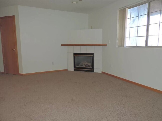 Building Photo - Great location- 2-bedroom, 1-bath condo in Coralville