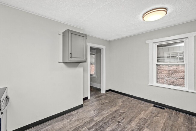 Building Photo - AVAILABLE ON MAY 1!! GORGEOUS 1 BEDROOM HO...