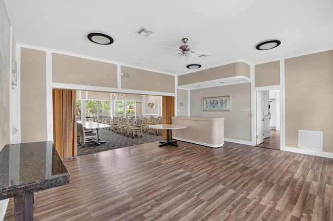 Building Photo - 9299 Vista Del Lago