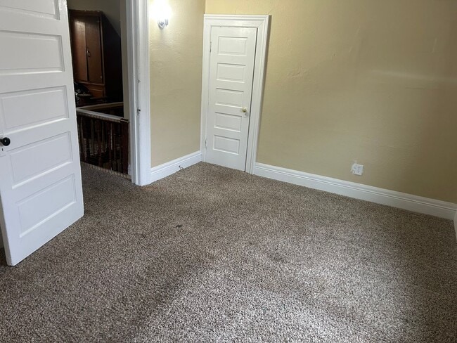 Building Photo - 3 Bedroom House