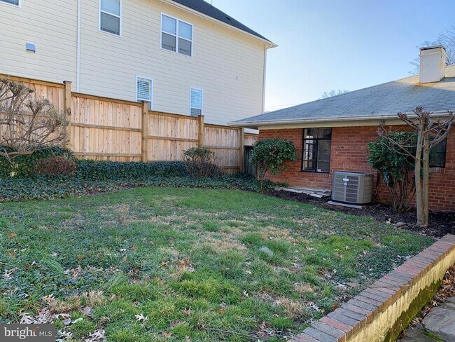 Building Photo - 857 N Jacksonville St