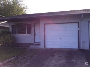 Building Photo - Totally Updated, Beautiful Duplex unit! Av...