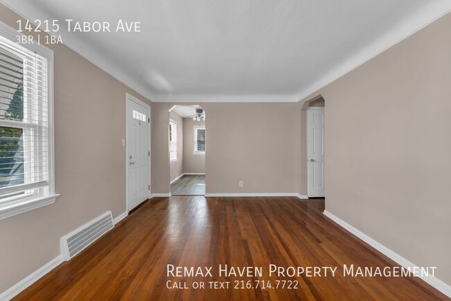 Building Photo - 14215 Tabor Ave, Maple Heights- Spacious 3...