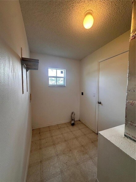 Building Photo - 33 Rybark Ln