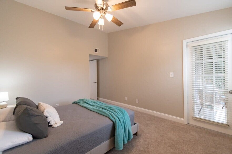 Building Photo - 1999 Island Club Dr