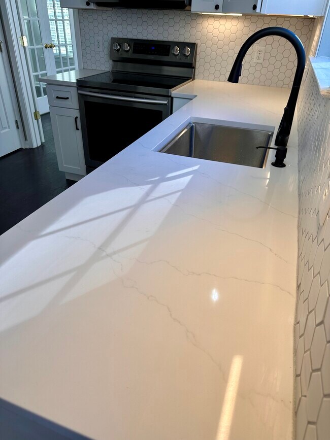 Building Photo - 213 Trailview Dr