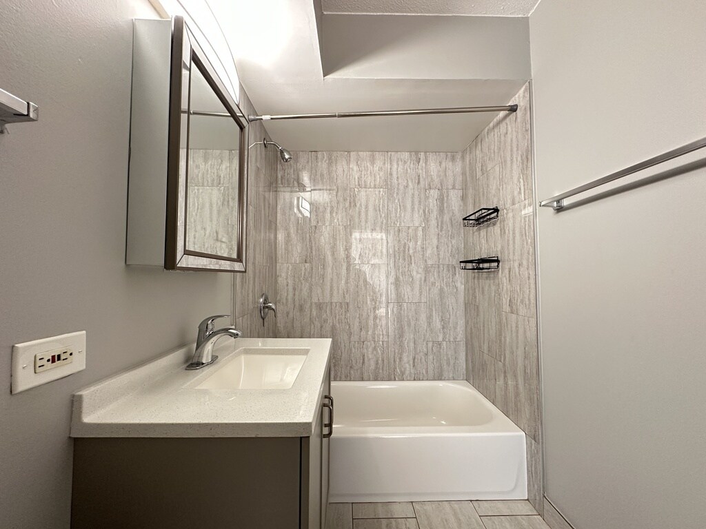 Building Photo - 525 N Quentin Rd