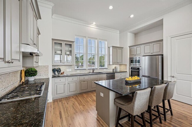 Building Photo - 2122 Lakeshore Edge Dr