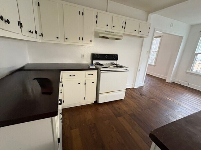 Building Photo - 5005 W 31st St