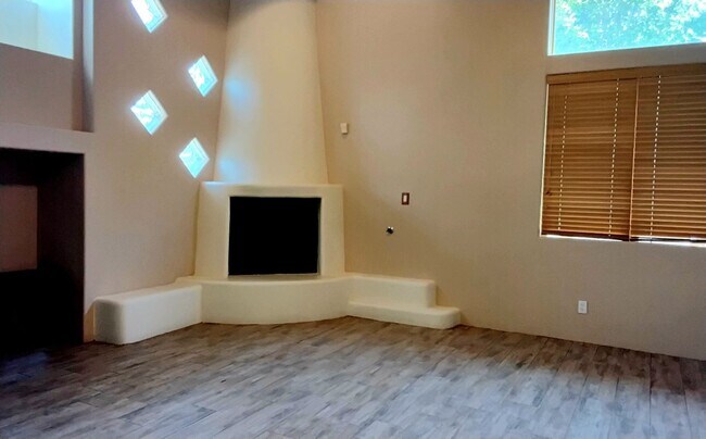 Building Photo - 4 bedroom 2.5 bath far NE Heights