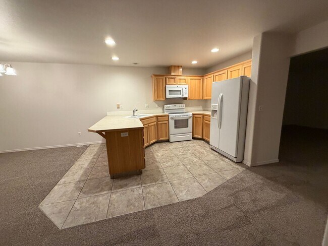 Building Photo - New carpet + Paint! 2 bed|2.5 bath + bonus room townhome