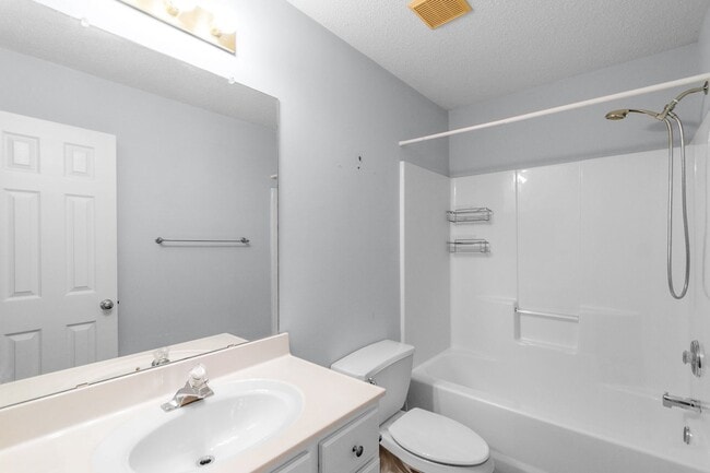 Building Photo - Charming 2-Bedroom Townhome in Prime Locat...