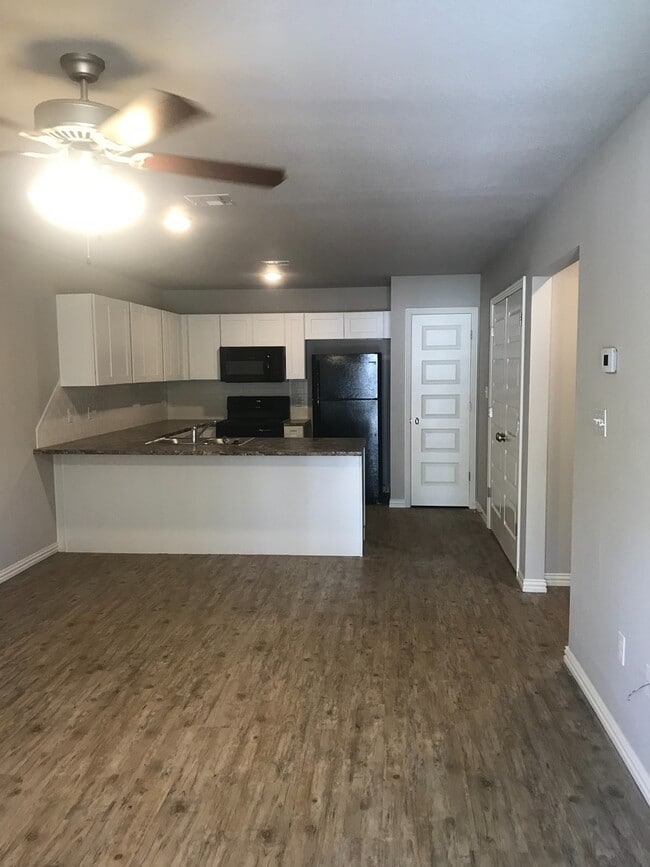 Building Photo - BH-OZIER TRIPLEX