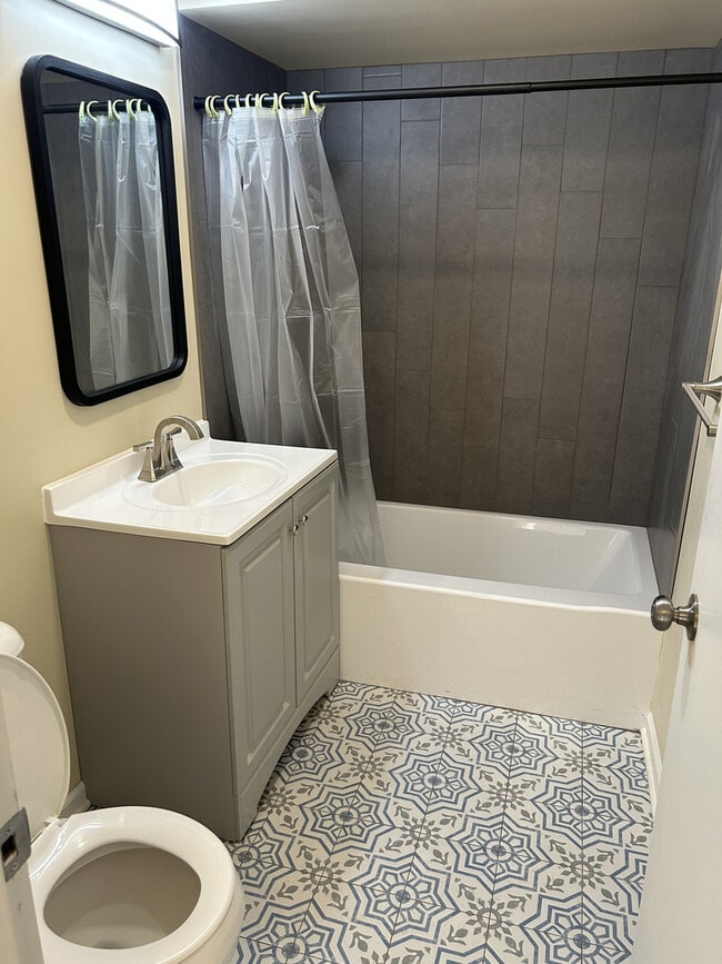 Building Photo - 1002 Parkwood Dr