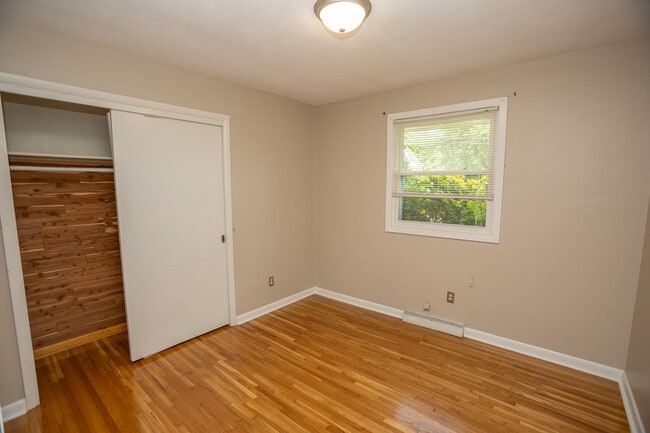 Building Photo - 1122 Major Dr