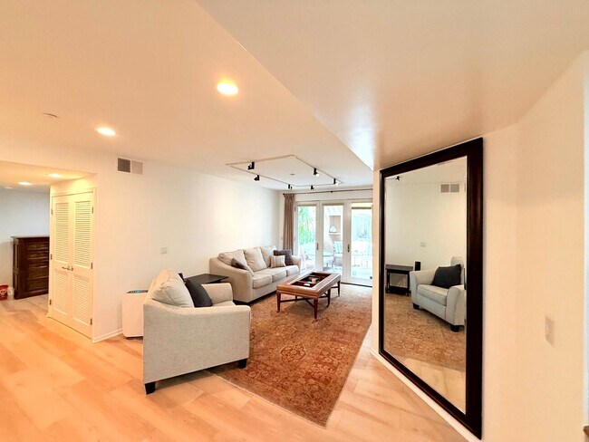 Building Photo - Fantastic 2 Bed 2 Bath Condo Partially Fur...