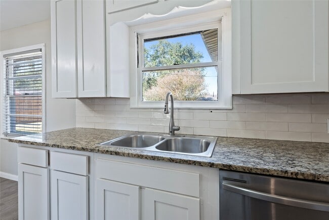 Building Photo - 322 24th Ave N