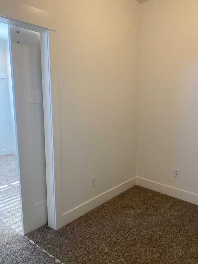 Building Photo - 3 bed 1 additional office space and 2.5 ba...