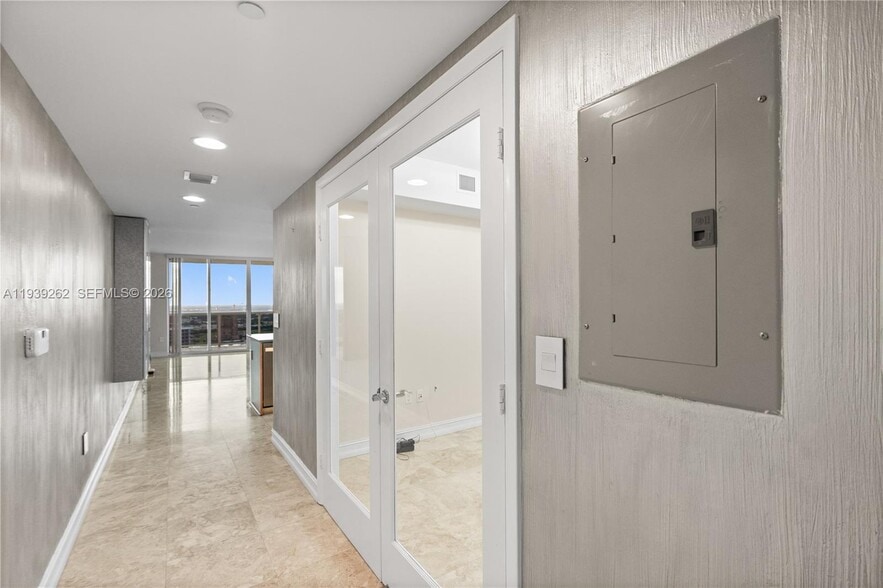 Building Photo - 1850 S Ocean Dr