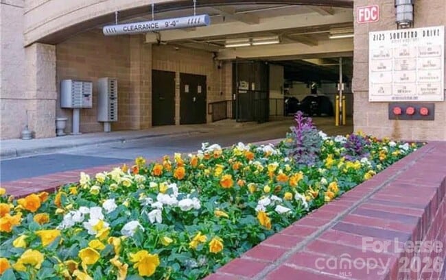 Building Photo - 2125 Southend Dr